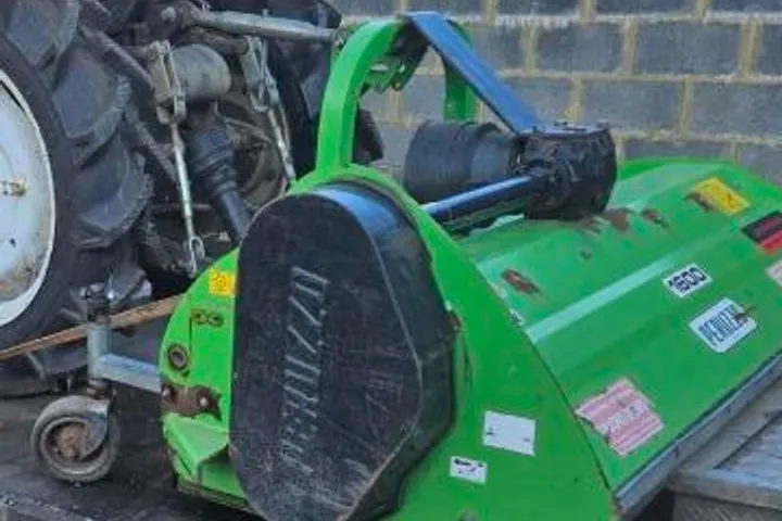Gyrobroyeur Peruzzo 1600 vert, attelé et chargé sur remorque