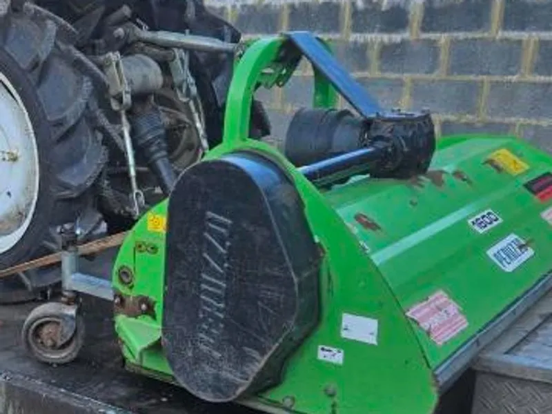 Gyrobroyeur Peruzzo 1600 vert, attelé et chargé sur remorque