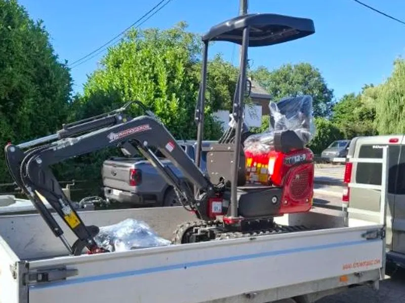 Mini-pelle Rhinoceros XN12-9 chargée sur une remorque plateau